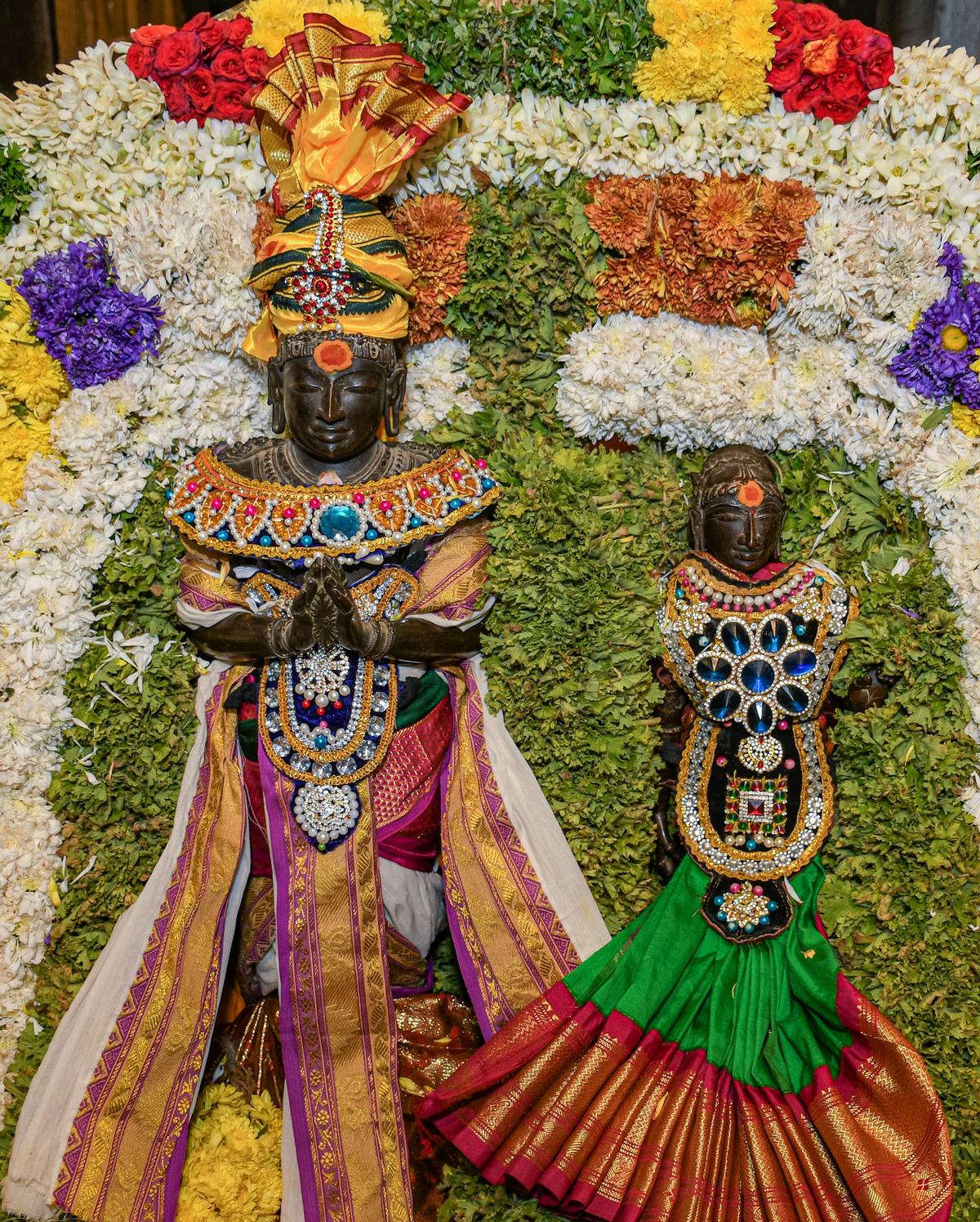 राजा राजा और लोकमादेवी की कांस्य मूर्तियाँ, जिन्हें राज्य पुलिस की आइडल विंग ने बरामद किया था